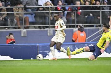 مدرب نيوم يثير الجدل ويغادر مباراة الأهلي قبل نهايتها 