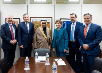 وزير الخارجية يلتقي نائبة رئيس لجنة العلاقات الخارجية في مجلس الشيوخ الأمريكي