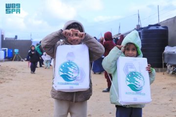 السعودية تواصل توزيع الملابس الشتوية للأطفال في مخيمات النازحين بوسط غزة