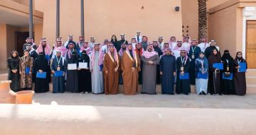 المغلوث يكرم المشاركين في ورش السرد التاريخي لتعزيز الهوية الوطنية المغلوث يكرم المشاركين في ورش السرد التاريخي لتعزيز الهوية الوطنية