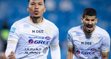 مارتينيز يقود التعاون لتخطي الرياض بثلاثية