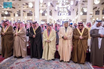 أمير الرياض يؤدي صلاة الميت على صاحب السمو الأمير بندر بن عبدالله آل عبدالرحمن آل سعود وصاحبة السمو الأميرة موضي بنت عبدالله بن فهد بن فيصل بن فرحان آل سعود