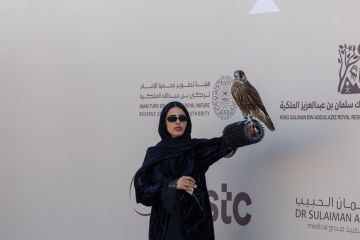 الصقارات السعوديات يسجلن حضورا لافتا في مهرجان الملك عبدالعزيز للصقور