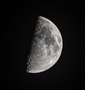 قمر التربيع الأول لشهر شعبان يزين سماء الحدود الشمالية قمر التربيع الأول لشهر شعبان يزين سماء الحدود الشمالية