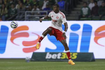 مهاجم برازيلي جديد ينضم إلى الأهلي السعودي.. تعرف إليه