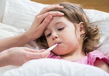 مع تحذير الأطباء من الأدوية للصغار.. دليل الأم للتعامل مع نزلات البرد عند الأطفال