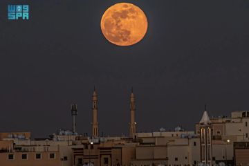 شاهد .. قمر الذئب يضيء سماء الحدود الشمالية كأول بدر عملاق في 2026