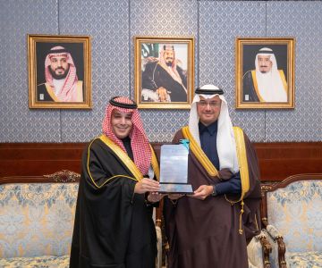 محافظ الأحساء يستقبل رئيس هيئة الصحفيين السعوديين الاحمري