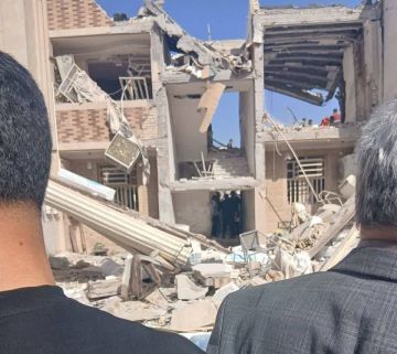 مقتل وإصابة 15 شخصا إثر انفجار بميناء بندر عباس في إيران مقتل وإصابة 15 شخصا إثر انفجار بميناء بندر عباس في إيران