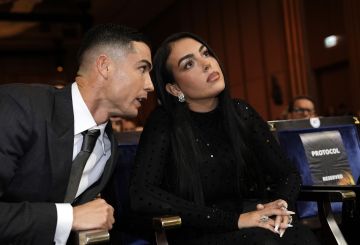 رونالدو يوجه رسالة لخطيبته جورجينا (صورة)