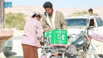  سلمان للإغاثة يوزع (4.850) سلة غذائية في مديريتي القطن والعبر بحضرموت