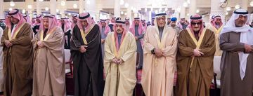 أمير الرياض يؤدي صلاة الميت على بندر بن عبدالله وموضي بنت عبدالله