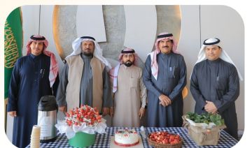 رئيس لجنة أهالي البكيرية يدشن موسم الفراولة