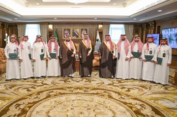 أمير جازان يكرم فريق عمل نظام الاتصالات الإدارية المطور بإمارة المنطقة