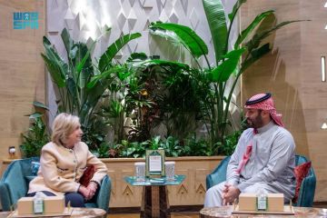 ولي العهد يستقبل هيلاري كلينتون