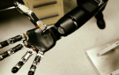 باحثون يطورون ذراعا آلية تحاكي يد الإنسان بدقة