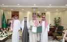 أمير نجران يكرم مواطنا بوسام الملك عبدالعزيز لتبرعه بكليته لوالده