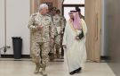 منصور بن خالد يجتمع مع رئيس هيئة الأركان المشتركة الأردنية - sa