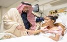 أمير القصيم يزور الطفلة العنود الطريفي ويطمئن على حالتها الصحية - sa