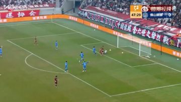 أغرب لقطة في تاريخ الدوري الصيني بدخول كرتين الشباك في وقت واحد.. فيديو أغرب لقطة في تاريخ الدوري الصيني بدخول كرتين الشباك في وقت واحد.. فيديو
