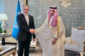 وزيرا خارجية السعودية وإيران يبحثان التطورات الإقليمية وجهود خفض التصعيد وزيرا خارجية السعودية وإيران يبحثان التطورات الإقليمية وجهود خفض التصعيد