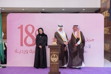 أمير الشرقية يكرم القادسية لدعمه مبادرات أكتوبر الوردي أمير الشرقية يكرم القادسية لدعمه مبادرات أكتوبر الوردي
