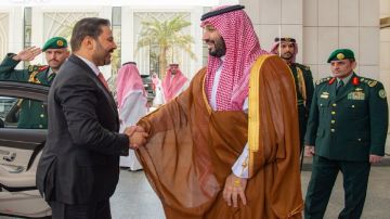 ولي العهد يستقبل رئيس وزراء العراق.. صور