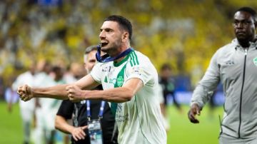 ديميرال يكشف عن أفضل مبارياته مع الأهلي ويشيد بجماهيره : مذهلون