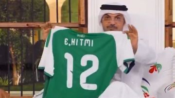خالد جاسم يتسلم قميص النادي الأهلي ويعلن تشجيعه لجماهيره خلال ظهوره التلفزيوني.. فيديو خالد جاسم يتسلم قميص النادي الأهلي ويعلن تشجيعه لجماهيره خلال ظهوره التلفزيوني.. فيديو