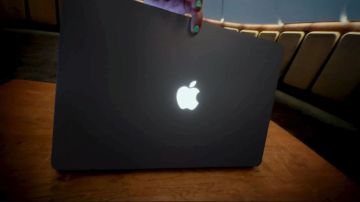 بعد اختفائه منذ 2016.. أبل تعيد شعار التفاحة المضيء إلى MacBook Pro موقع بعد اختفائه منذ 2016.. أبل تعيد شعار التفاحة المضيء إلى MacBook Pro موقع