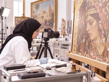 ذاكرة اللون.. أمانة المرمم وأثر الزمن
