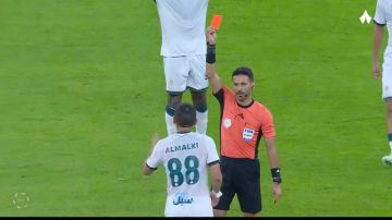 طرد عبدالإله المالكي بعد احتجاجه على حكم مواجهة الاتحاد والدرعية..فيديو