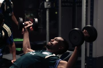 الأخضر يعاود تدريباته استعدادا لنصف نهائي كأس الخليج 27 الأخضر يعاود تدريباته استعدادا لنصف نهائي كأس الخليج 27