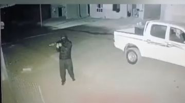 هجوم مرعب بقاذفة RPG.. ملثم يستهدف منزلا شمالي كركوك ويلوذ بالفرار.. فيديو
