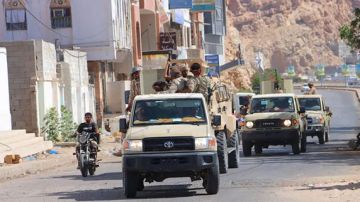 السعودية تؤكد استمرار دعمها للشرعية لإنهاء الانقلاب.. والعليمي: فجر اليمن بوابة تحرير صنعاء السعودية تؤكد استمرار دعمها للشرعية لإنهاء الانقلاب.. والعليمي: فجر اليمن بوابة تحرير صنعاء