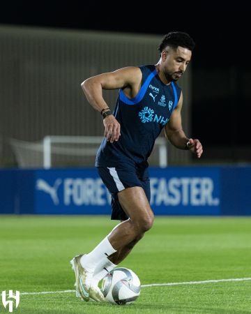 سالم الدوسري يشارك في تدريبات الهلال الجماعية