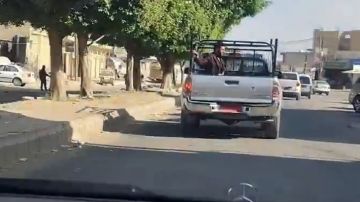 مشهد يثري الجدل.. شاب يمني يؤدي الصلاة في حوض وانيت متحرك يشعل منصات التواصل مشهد يثري الجدل.. شاب يمني يؤدي الصلاة في حوض وانيت متحرك يشعل منصات التواصل