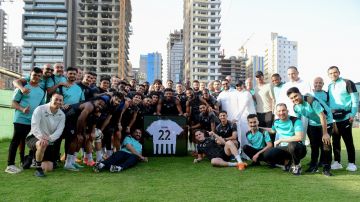 لاعبو الشباب يحتفلون بالبليهي بعد انفراده بهداف مدافعي روشن لاعبو الشباب يحتفلون بالبليهي بعد انفراده بهداف مدافعي روشن