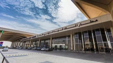 ارتفاع ضحايا الاعتداء على مطار الملك فهد إلى حالتي وفاة و8 إصابات ارتفاع ضحايا الاعتداء على مطار الملك فهد إلى حالتي وفاة و8 إصابات