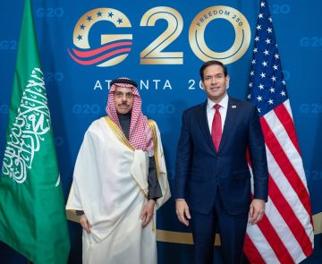 وزير الخارجية يلتقي نظيره الأمريكي ويوقعان عقد المشاركة في إكسبو الرياض 2030 وزير الخارجية يلتقي نظيره الأمريكي ويوقعان عقد المشاركة في إكسبو الرياض 2030