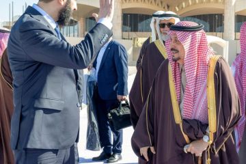 الرئيس السوري يغادر الرياض وفي مقدمة مودعيه أمير المنطقة الرئيس السوري يغادر الرياض وفي مقدمة مودعيه أمير المنطقة