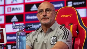 مدرب إسبانيا: أعشق أسلوب بيلينغهام وأراه الأفضل في العالم وسأصوت له في الكرة الذهبية.. فيديو مدرب إسبانيا: أعشق أسلوب بيلينغهام وأراه الأفضل في العالم وسأصوت له في الكرة الذهبية.. فيديو