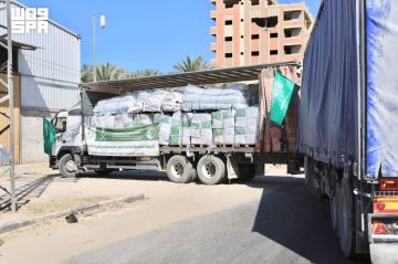وصول قافلة مساعدات جديدة مقدمة من السعودية إلى قطاع غزة وصول قافلة مساعدات جديدة مقدمة من السعودية إلى قطاع غزة