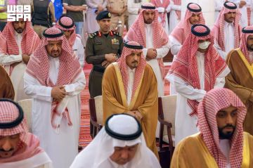أمير منطقة الرياض يؤدي صلاة الميت على صاحبة السمو الأميرة مشاعل بنت سعود بن محمد بن عبدالعزيز آل سعود بن فيصل آل سعود أمير منطقة الرياض يؤدي صلاة الميت على صاحبة السمو الأميرة مشاعل بنت سعود بن محمد بن عبدالعزيز آل سعود بن فيصل آل سعود
