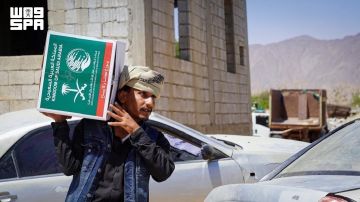 المملكة توزع أكثر من 1300 سلة غذائية بمحافظة شبوة باليمن المملكة توزع أكثر من 1300 سلة غذائية بمحافظة شبوة باليمن