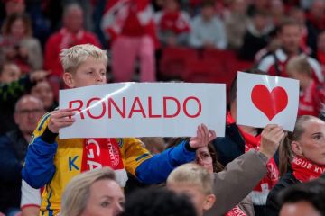 طفل دنماركي يدعم رونالدو بقميص النصر أمام البرتغال