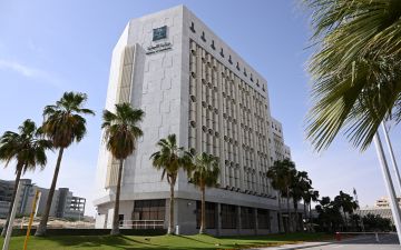 التجارة تلزم محلات الذهب والمجوهرات بلوحة توعوية عن إبراز الهوية في العمليات بـ50 ألف ريال فأكثر التجارة تلزم محلات الذهب والمجوهرات بلوحة توعوية عن إبراز الهوية في العمليات بـ50 ألف ريال فأكثر