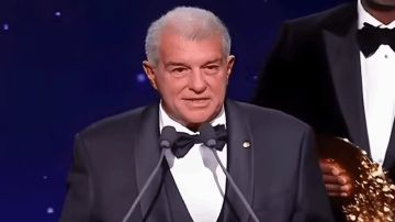 لابورتا يثير الجدل خلال تكريم سيدات برشلونة في حفل الكرة الذهبية لابورتا يثير الجدل خلال تكريم سيدات برشلونة في حفل الكرة الذهبية