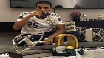 جاب الكأس ورايح يتقهوى في ديوانية.. لقطة عفوية للاعب المنتخب السعودي همام الهمامي بصحبة كأس الخليج جاب الكأس ورايح يتقهوى في ديوانية.. لقطة عفوية للاعب المنتخب السعودي همام الهمامي بصحبة كأس الخليج