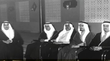 صورة تاريخية لخادم الحرمين الشريفين مع الملك فهد والأمير بندر